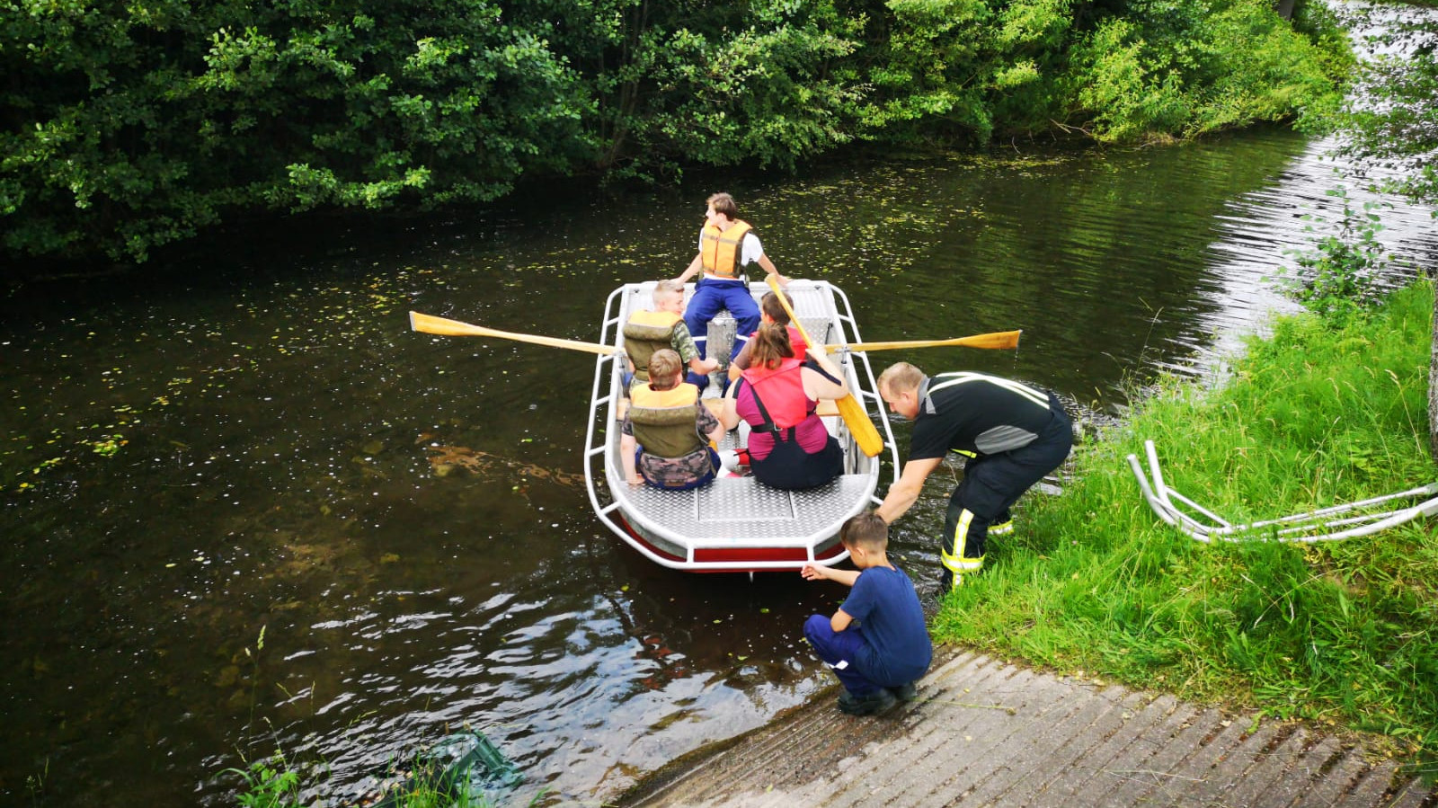 Übung Jugendfeuerwehr Jugendliche in einem Paddelboot auf einem Fluss